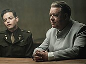 Rami Malek a Russell Crowe ve filmu Norimberk (2025)