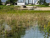 B�eh nechala autorka zahrady, Petra Novotná, zpevnit kamennými valouny, které...