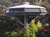 Chemosphere je modernistický d�m na adrese 7776 Torreyson Drive v Los Angeles v...