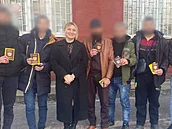 Bývalá ruská u�itelka Polina Azarnykhová s rekruty, kte�í pózují s ruskými pasy.