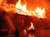 Po�ár skladové haly v Plané u �eských Bud�jovic. (12. ledna 2026)