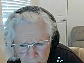 Jednaosmdesátiletá Sue Jacquotová streamuje své hraní Minecraftu, aby pomohla...