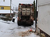 �idi� popelá�ského vozu nezvládl couvání a narazil do domu, kterému urazil �ást...