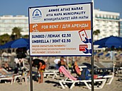 Cedule v �e�tin�, angli�tin� a ru�tin� lákající na lehátka a slune�níky k...