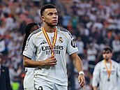 Zklamaný úto�ník Realu Madrid Kylian Mbappé po porá�ce ve finále superpoháru s...