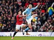 Úto�ník Manchesteru City Erling Haaland si kryje balon p�ed Lisandrem...