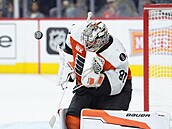 Dan Vlada� z Philadelphia Flyers a letící puk