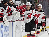 Ond�ej Palát (18) slaví sv�j gól se spoluhrá�i z New Jersey Devils.