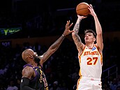 Vít Krej�í z Atlanta Hawks st�ílí na ko� Los Angeles Lakers, brání ho LeBron...