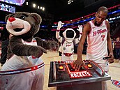 Kevin Durant (7) z Houston Rockets slaví sv�j posun na pozici �íslo �est v...