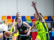 Lucie Válková z SB� Ostrava u mí�e, brání ji Maite Cazorlaová z USK Praha.