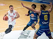 Mat�j Svoboda z Nymburka atakuje ko� Ústí nad Labem.