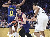 Tomá� Satoranský z FC Barcelona u mí�e v zápase s Realem Madrid, brání ho Edy...