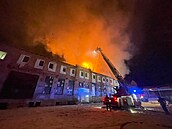 Zásah hasi�� u ho�ící budovy v Trutnov� komplikoval mráz a uzav�eli silnici....