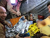 Hasi�i a záchraná�i po více ne� 20 hodinách vyprostili v Moravském krasu mu�e,...