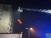 Hasi�i zachra�ovali �enu, která spadla z panelového domu ve T�emo�né u Plzn� na...