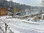 Koupání, nebo skládka? V Nebílovském Borku u Plzn� se rozho�el spor o lom. (11....