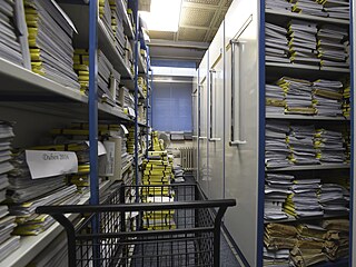 Sklad spis�. I v 21. století, digitální é�e, se soudci a jejich ú�edníci po�ád...