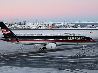 Letadlo s logem Trump p�istává v Nuuku v Grónsku (7. ledna 2025)