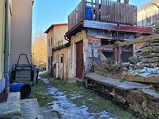 Tady, v dom� v zapadlé uli�ce kousek od nám�stí v Ch�ibské, úto�ník bydlel....