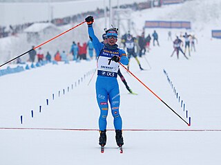 Ital Tommaso Giacomel triumfem ve stíhacím závod� zavr�uje vít�zný hattrick.