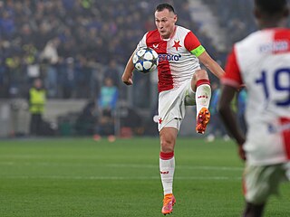 Slávistický kapitán Jan Bo�il si zpracovává mí� v utkání proti Atalant�.