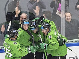 Pavol Skalický z Mladé Boleslavi (druhý zprava) p�ijímá gratulaci ke gólu od...