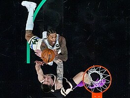 Kevin Porter Jr. z Milwaukee zakon�uje p�es Víta Krej�ího z Atlanty.