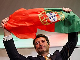 Lídr krajn� pravicové strany Chega (Dost) André Ventura postoupil do druhého...