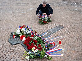 Uct�ní památky studenta Jana Palacha, který se v roce 1969 upálil na protest...