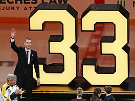 Zdeno Chára zdraví fanou�ky p�i vy�azení jeho �ísla v Bostonu.