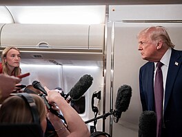 Donald Trump mluví s noviná�i na palub� Air Force One, který prezidenta...