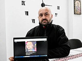 Ob� propagandy. Bulhar Nikolaj Gen�ev ukazuje jeden z p�ísp�vk�, který �íká,...