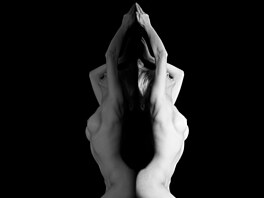 Na svých fotkách s �enami, které jí pózují, vrací nahot� tajemství, náboj,...