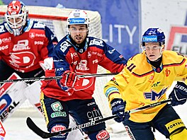 Pardubický obránce Gazda (v �erveném) se sna�í vytla�it hostujícího Nováka.