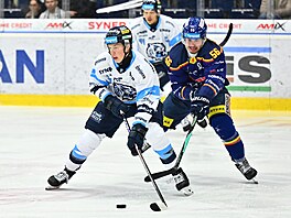 Liberecký obránce Galvas �elí atak�m �eskobud�jovického Beránka.