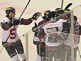 Radost hokejist� Sparty. Proti Karlovým Var�m smazali t�ígólové manko.