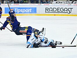 Tomá� Galvas z Liberce (dole) a Martin Beránek z �eských Bud�jovic upadli po...