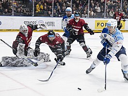 Branká� Sparty Josef Ko�ená� se sna�í p�emístit p�ed st�elou Dannyho Chludila z...