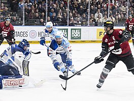 Gólman Komety Stezka kryje zakon�ení spar�anského �epíka.