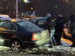 P�i policejní honi�ce na Praze 4 policisté osobnímu vozidlu prost�elili...