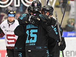 Karlovar�tí hokejisté se radují z gólu Adama Luko�ika v utkání proti Spart�.