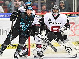 Karlovarský úto�ník Haralds Egle p�ed bránou Jakuba Ková�e ze Sparty