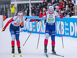 Jessica Jislová (vlevo) p�edává v Oberhofu �tafetu Lucii Charvátové