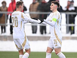 Úto�ník Matyá� Vojta slaví sv�j gól se Sivertem Mannsverkem.