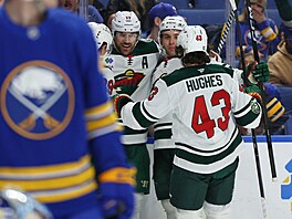 Minnesot�í hokejisté se radují z gólu v utkání proti Buffalu.