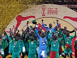 Senegal�tí fotbalisté slaví vít�zství na africkém �ampionátu.