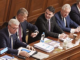 Sch�ze Poslanecké sn�movny. Na snímku premiér Andrej Babi� (ANO) a Petr Macinka...