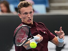 Ji�í Lehe�ka hraje forhend v prvním kole Australian Open.