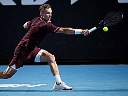 Ji�í Lehe�ka se natahuje po mí�i v prvním kole Australian Open.